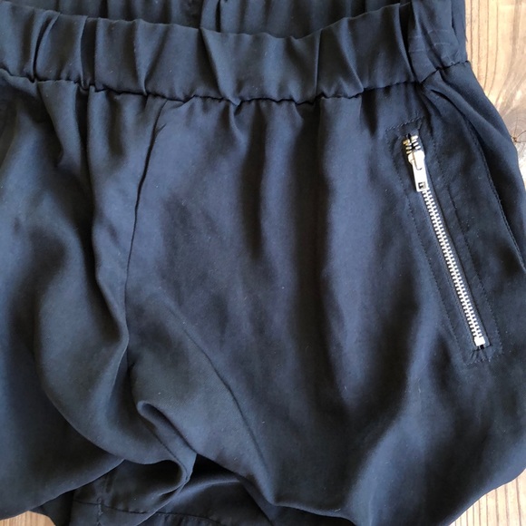 Black shorts, zipper pockets - Picture 3 of 3